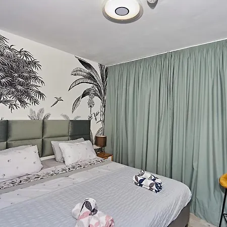 Parrot's House- Yumbo Center * Playa del Inglés