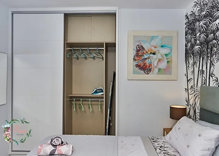 Parrot's House- Yumbo Center Apartment