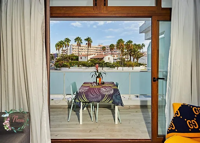 Parrot's House- Yumbo Center Apartment